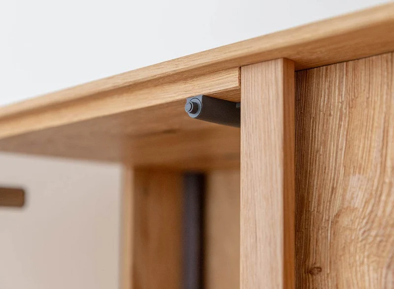Beleuchtetes Sideboard Collodi aus massiver Wildeiche mit Rückwand in grober Holzstruktur