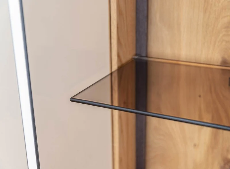 Beleuchtetes Sideboard Collodi aus massiver Wildeiche mit Rückwand in grober Holzstruktur