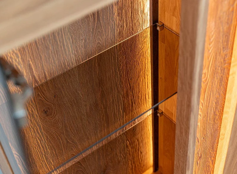 Beleuchtetes Sideboard Collodi aus massiver Wildeiche mit Rückwand in grober Holzstruktur
