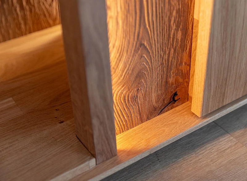 Beleuchtetes Sideboard Collodi aus massiver Wildeiche mit Rückwand in grober Holzstruktur