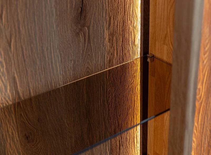 Beleuchtetes Sideboard Collodi aus massiver Wildeiche mit Rückwand in grober Holzstruktur
