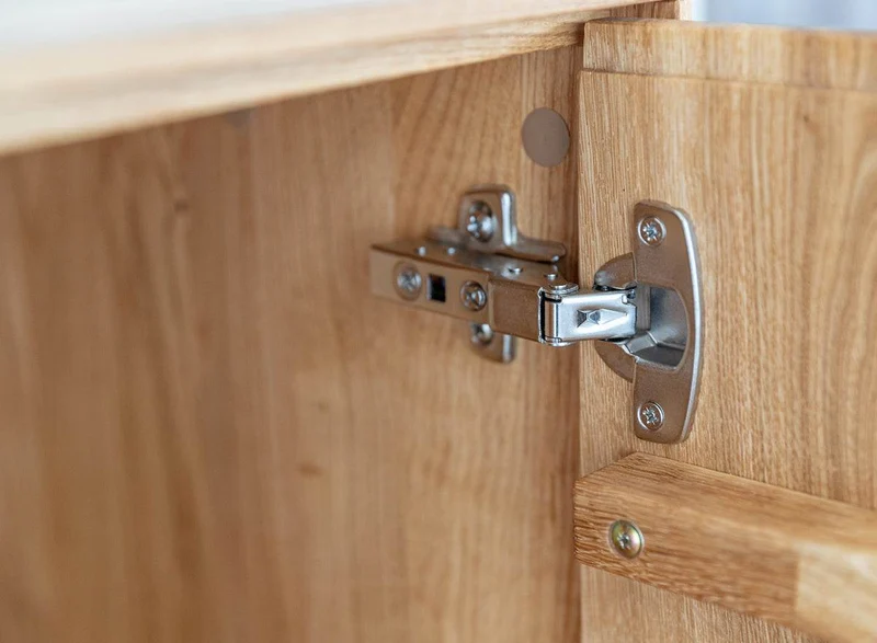 Beleuchtetes Sideboard Collodi aus massiver Wildeiche mit Rückwand in grober Holzstruktur