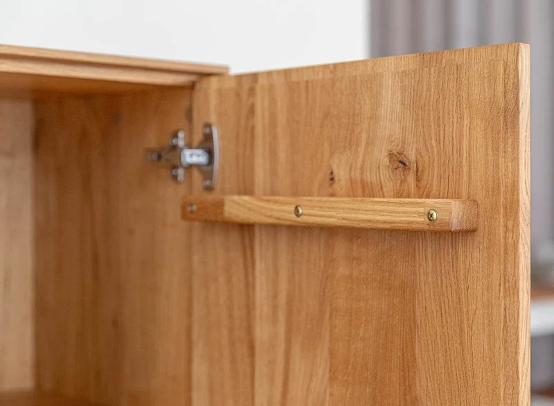 Beleuchtetes Sideboard Collodi aus massiver Wildeiche mit Rückwand in grober Holzstruktur