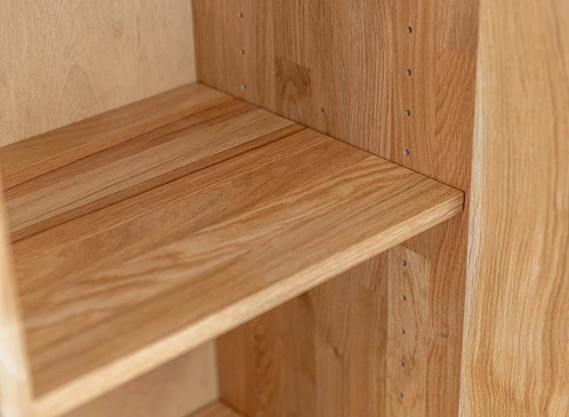 Beleuchtetes Sideboard Collodi aus massiver Wildeiche mit Rückwand in grober Holzstruktur
