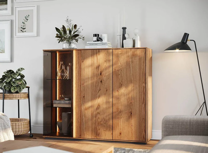Beleuchtetes Sideboard Collodi aus massiver Wildeiche mit Rückwand in grober Holzstruktur