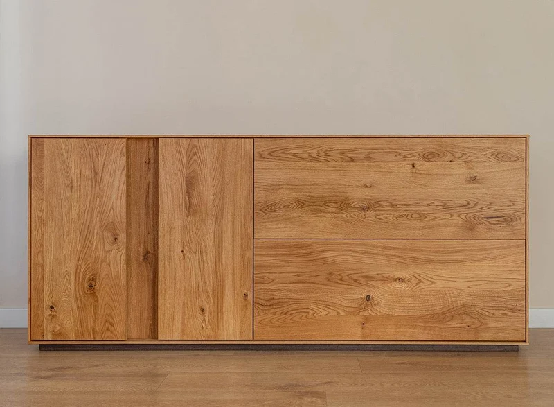Beleuchtetes Sideboard Collodi aus massiver Wildeiche mit grober Holzstruktur
