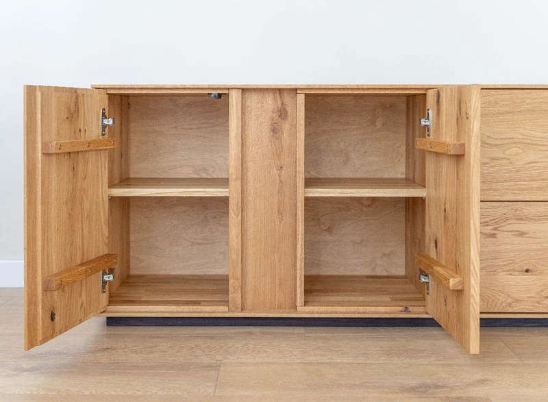 Beleuchtetes Sideboard Collodi aus massiver Wildeiche mit grober Holzstruktur