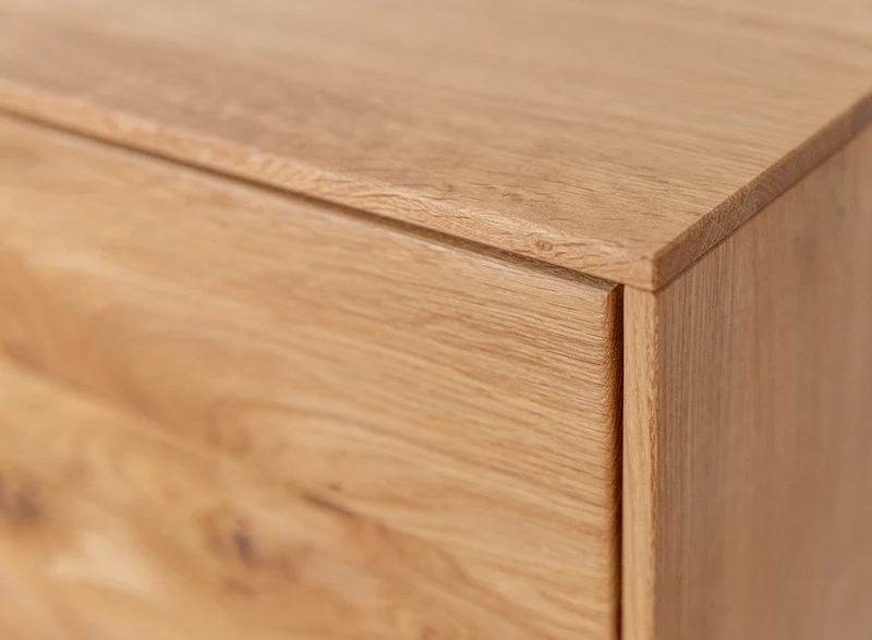 Beleuchtetes Sideboard Collodi aus massiver Wildeiche mit grober Holzstruktur