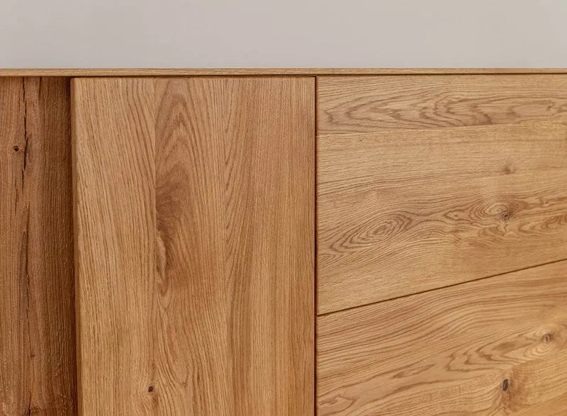 Beleuchtetes Sideboard Collodi aus massiver Wildeiche mit grober Holzstruktur