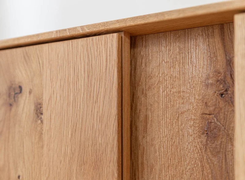 Beleuchtetes Sideboard Collodi aus massiver Wildeiche mit grober Holzstruktur