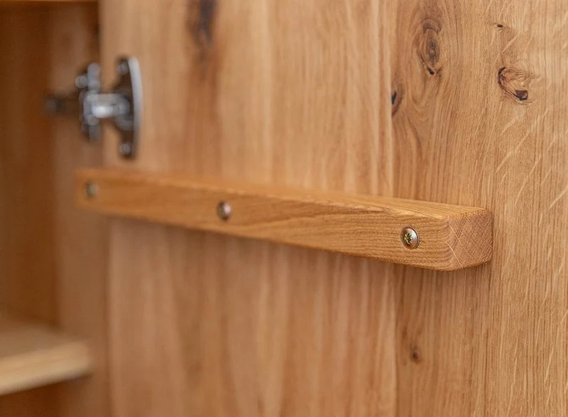 Beleuchtetes Sideboard Collodi aus massiver Wildeiche mit grober Holzstruktur