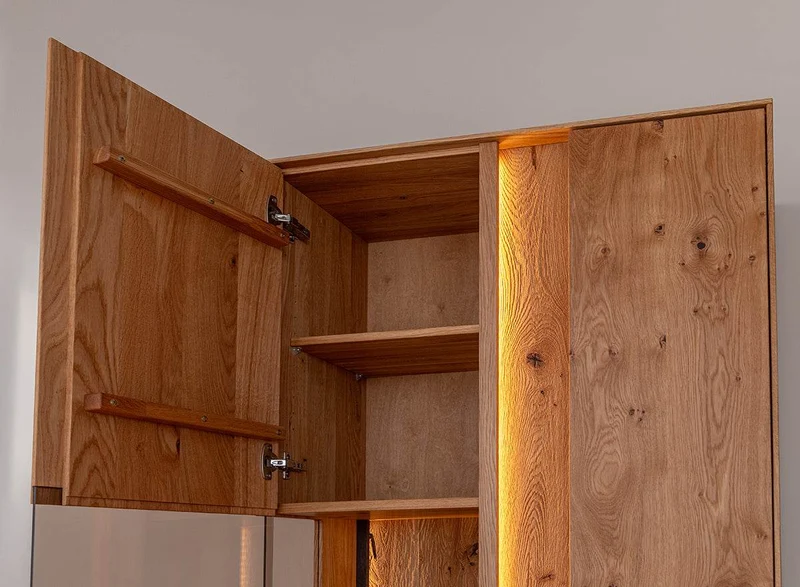 Beleuchteter Wohnzimmerschrank Collodi aus massiver Wildeiche mit Rückwand in grober Holzstruktur