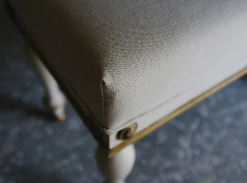 Casa Padrino Luxus Barock Hocker Weiß / Antik Gold 41 x 41 x H. 54 cm - Massivholz Sitzhocker im Barockstil - Barockmöbel