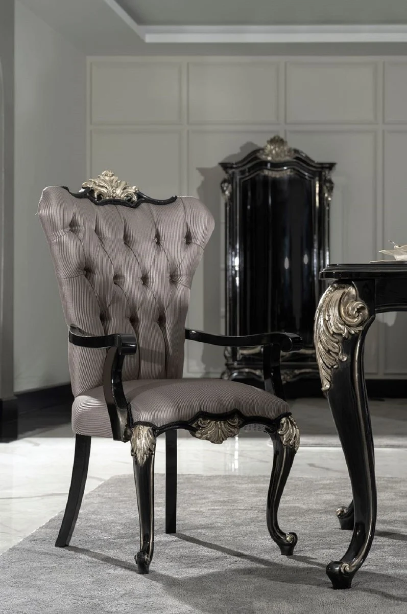 Casa Padrino Luxus Barock Esszimmer Stuhl mit Armlehnen Silber / Schwarz / Silber - Prunkvoller Barockstil Küchen Stuhl - Luxus Esszimmer Möbel im Barockstil - Barock Möbel - Edel & Prunkvoll