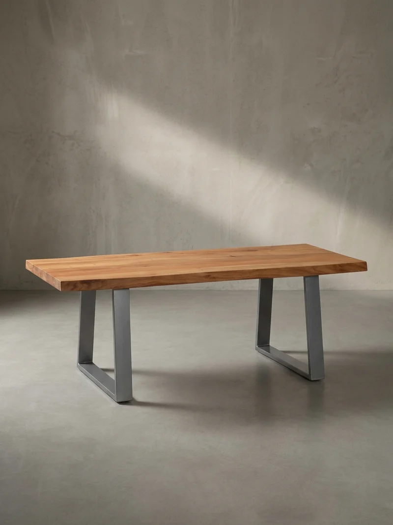 Couchtisch aus Akazie Massivholz mit Metall-Trapezbeinen und Baumkante im Design-Stil