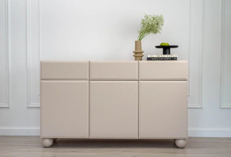 Kommode Chocolated, dreitürig mit drei Schubladen, 150 cm, auf kugelförmigen Beinen, sandbeige