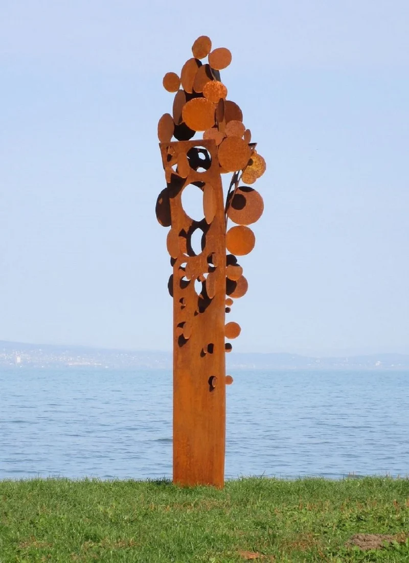 Casa Padrino Designer Stahl Garten Skulptur Münzbaum Rostfarben 75 x 70 x H. 260 cm - Handgefertigte Wetterbeständige Garten Dekoration