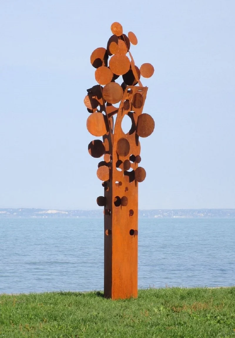 Casa Padrino Designer Stahl Garten Skulptur Münzbaum Rostfarben 75 x 70 x H. 260 cm - Handgefertigte Wetterbeständige Garten Dekoration