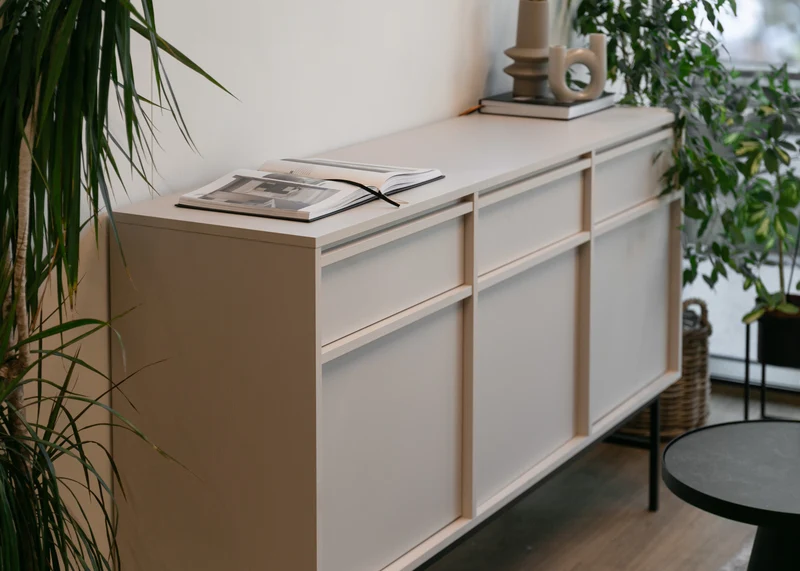 Drehtür-Kommode Evo mit Schubladen und Gestell 154 cm Sandbeige