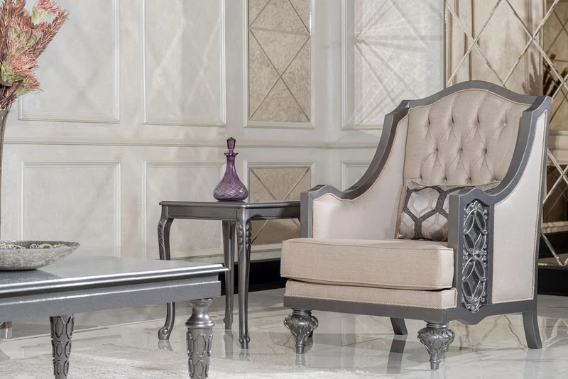 Casa Padrino Luxus Barock Wohnzimmer Sessel Beige / Grau - Handgefertigter Barockstil Sessel mit dekorativem Kissen - Luxus Wohnzimmer Möbel im Barockstil - Barock Möbel