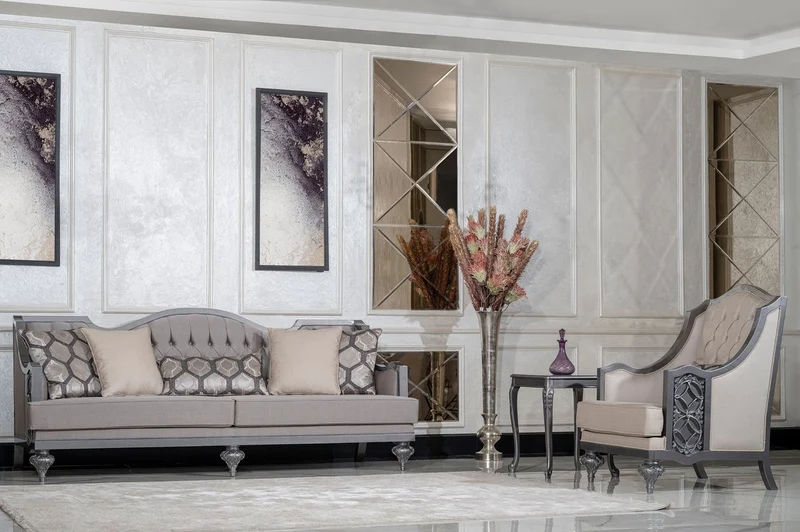 Casa Padrino Luxus Barock Wohnzimmer Sessel Beige / Grau - Handgefertigter Barockstil Sessel mit dekorativem Kissen - Luxus Wohnzimmer Möbel im Barockstil - Barock Möbel