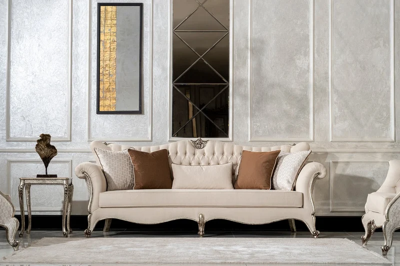 Casa Padrino Luxus Barock Wohnzimmer Sofa Creme / Silber / Antik Silber - Handgefertigtes Barockstil Sofa mit dekorativen Kissen - Luxus Wohnzimmer Möbel im Barockstil - Barock Möbel