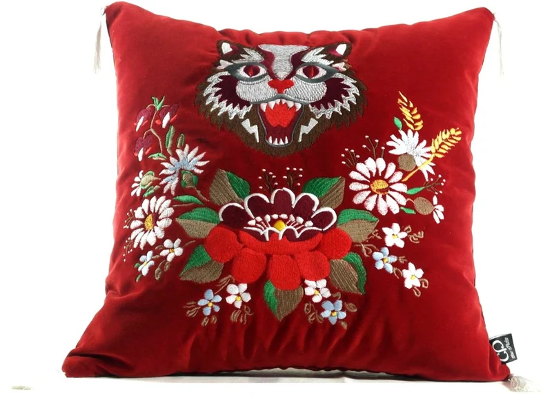 Casa Padrino Luxus Deko Kissen mit Troddeln Cat Rot / Mehrfarbig 45 x 45 cm - Feinster Samtstoff - Wohnzimmer Kissen