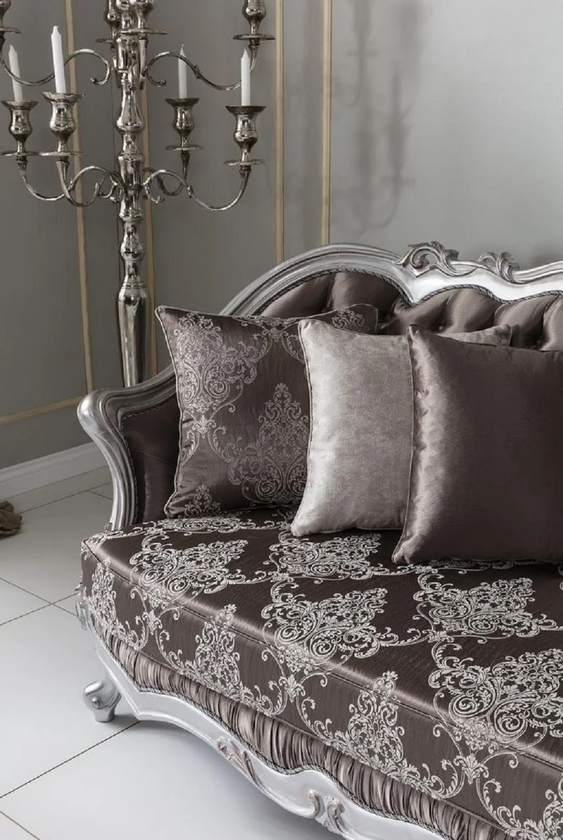 Casa Padrino Luxus Barock Sofa Bronzefarben / Silber 262 x 90 x H. 113 cm - Prunkvolles Wohnzimmer Sofa mit dekorativen Kissen - Barock Möbel