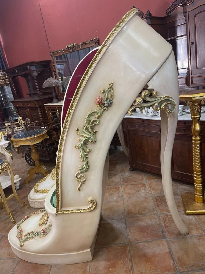 Casa Padrino Luxus Barock High Heel Vitrine Grün / Creme / Gold - Handgefertigter Massivholz Damenschuh Vitrinenschrank - Prunkvolle Barock Möbel
