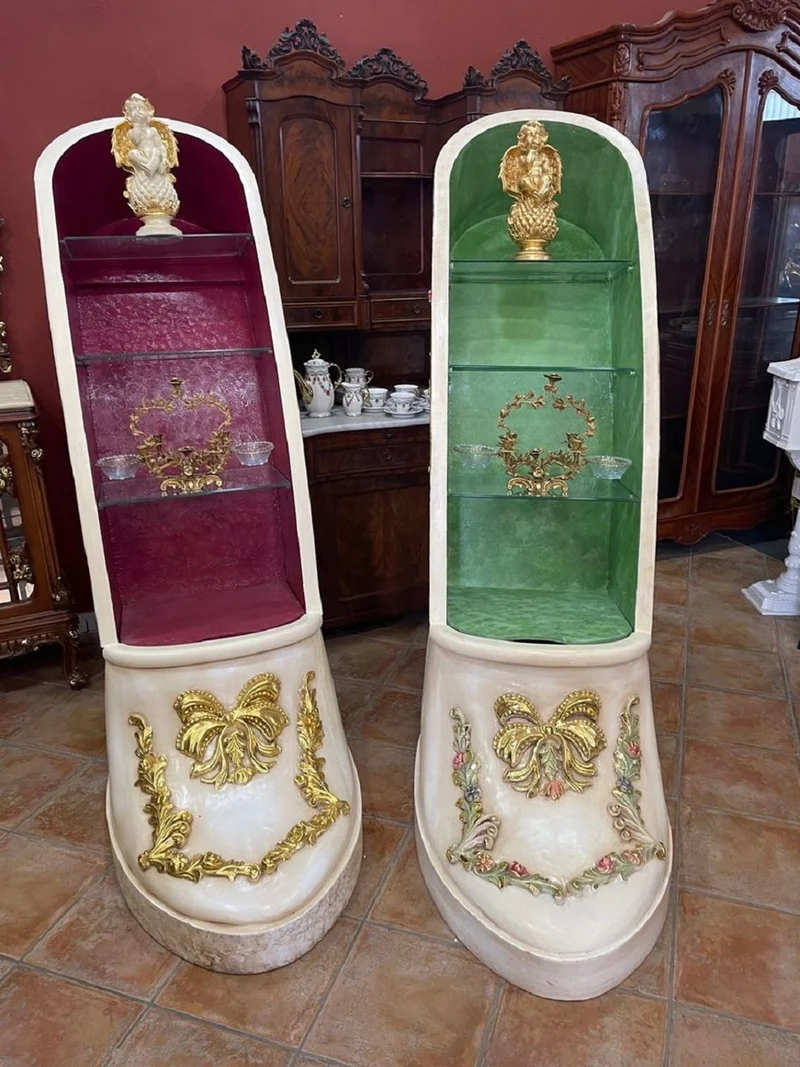 Casa Padrino Luxus Barock High Heel Vitrine Grün / Creme / Gold - Handgefertigter Massivholz Damenschuh Vitrinenschrank - Prunkvolle Barock Möbel