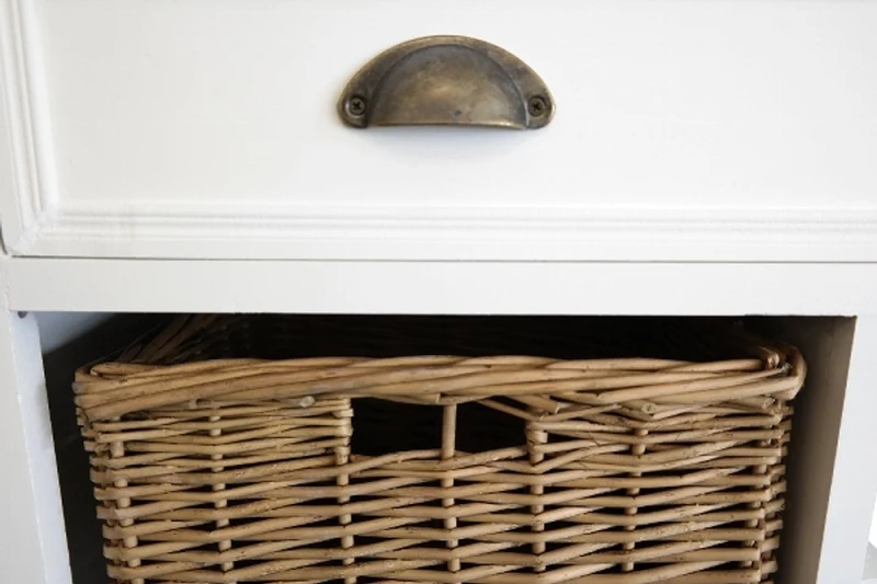 Casa Padrino Landhausstil Kommode mit Schublade, 2 Rattankörben und Flaschenablage, Antik Weiß / Naturfarben, 80 x 35 x H. 80 cm