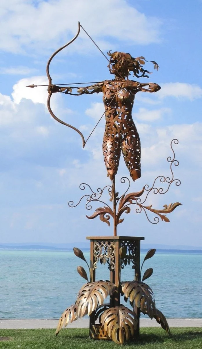 Casa Padrino Luxus Stahl Garten Skulptur Frau mit Bogen Rostfarben 160 x 100 x H. 328 cm - Handgefertigte Garten Deko Figur - Luxus Garten Dekoration