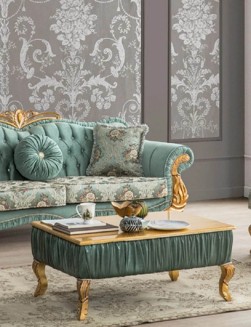 Casa Padrino Luxus Barock Wohnzimmer Set Grün / Gold - 2 Sofas mit Muster & 2 Sessel mit Muster & 1 Couchtisch - Wohnzimmer Möbel im Barockstil - Edel & Prunkvoll