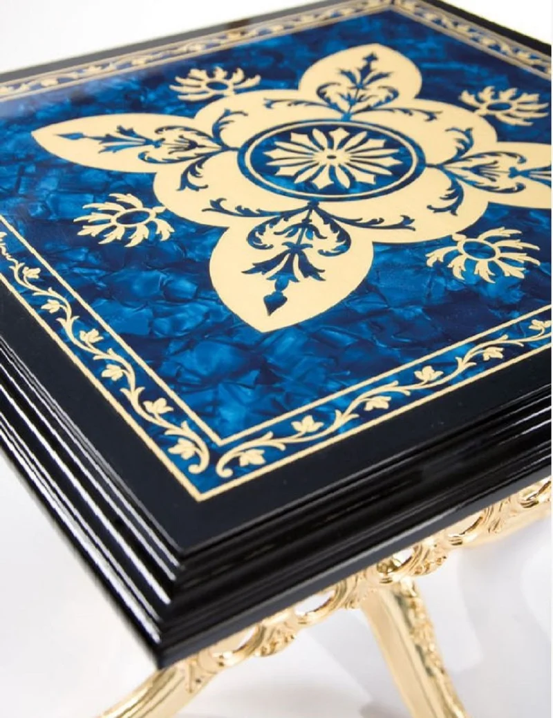 Casa Padrino Luxus Barock Beistelltisch Schwarz / Blau / Gold 53 x 53 x H. 50 cm - Edler Messing Tisch mit Massivholz Tischplatte - Barock Wohnzimmer Möbel