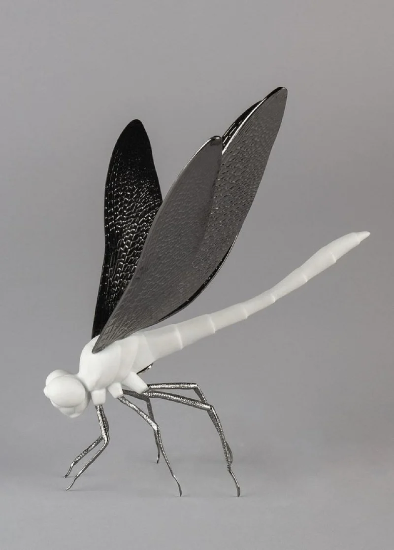 Casa Padrino Luxus Porzellan Figur Libelle Matt Weiß / Schwarz 20 x 22,9 x H. 20 cm - Hochwertige Deko Skulptur - Erstklassische Qualität - Made in Spain