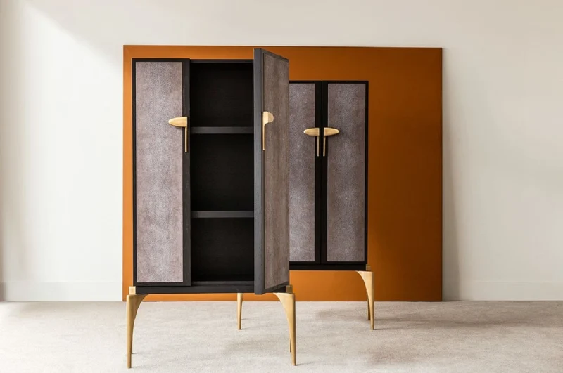 Casa Padrino Designer Barschrank Schwarz / Grau / Silber 90 x 50 x H. 160 cm - Massivholz Schrank mit 2 Türen - Wohnzimmer Möbel - Hotel Möbel - Luxus Kollektion