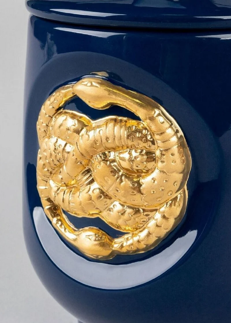 Casa Padrino Luxus Duftspender Schlangen Dunkelblau / Gold Ø 11 x H. 21 cm - Runder Porzellan Raumerfrischer mit Deckel - Deko Accessoires - Luxus Qualität
