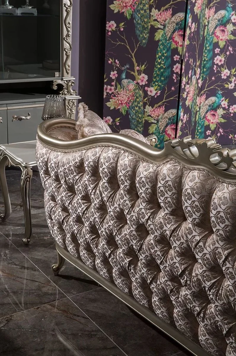 Casa Padrino Luxus Barock Wohnzimmer Sofa Rosa / Silber 245 x 83 x H. 104 cm - Massivholz Sofa mit elegantem Muster und dekorativen Kissen - Wohnzimmer Möbel im Barockstil