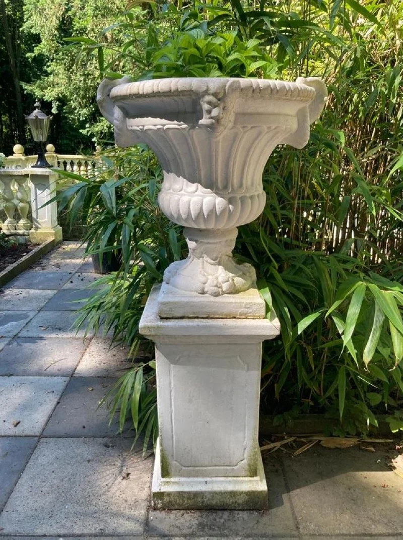 Casa Padrino Barock Blumentopf mit Säule Weiß Ø 73 x H. 141 cm - Prunkvoller Pflanzentopf mit Gartensäule im Barockstil - Barock Garten Deko Accessoires