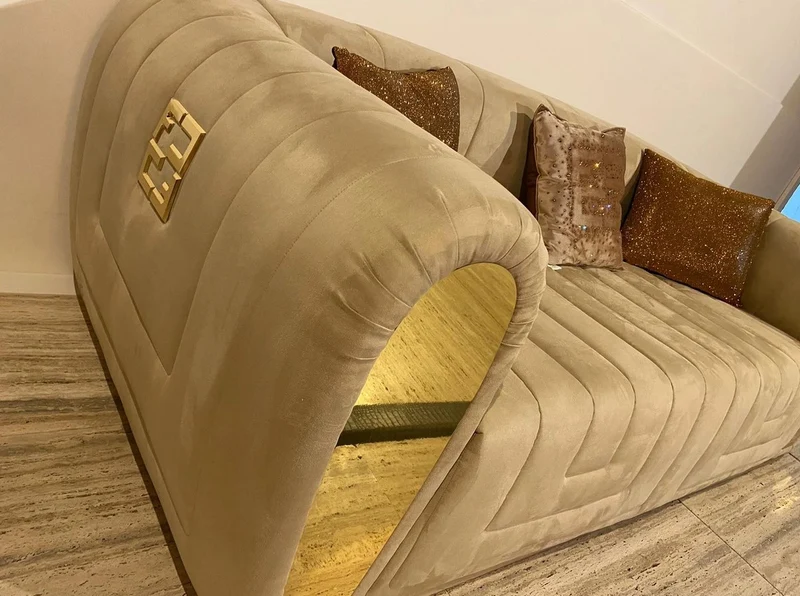 Casa Padrino Luxus Wildleder Sofa mit dekorativen Kissen Taupefarben / Gold 260 x 100 x H. 76 cm - Hotel Möbel - Luxus Qualität - Made in Italy