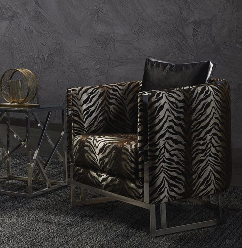 Casa Padrino Luxus Sessel Tiger Muster / Silber 77 x 83 x H. 77 cm - Wohnzimmer Sessel mit dekorativem Kissen - Wohnzimmer Möbel - Luxus Kollektion
