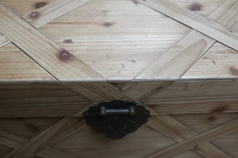 Casa Padrino Landhausstil Truhe Naturfarben 100 x 48 x H. 40 cm - Handgefertigte Holztruhe in Parkettoptik