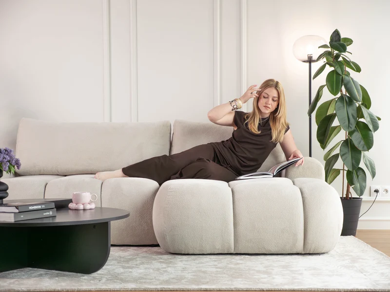 Ecksofa mit Schlaffunktion Ombo Mini, L-förmig, rechtsseitig, mit Stauraum, cremefarbenes Bouclé