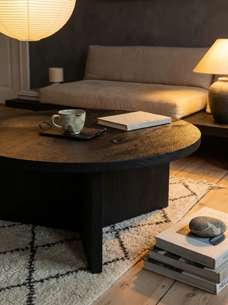 Couchtisch rund in Schwarz, aus Massivholz Mango, 60x60x33cm, Dreibein-Design, Niedrig, Modern, mit Naturholzmaserung