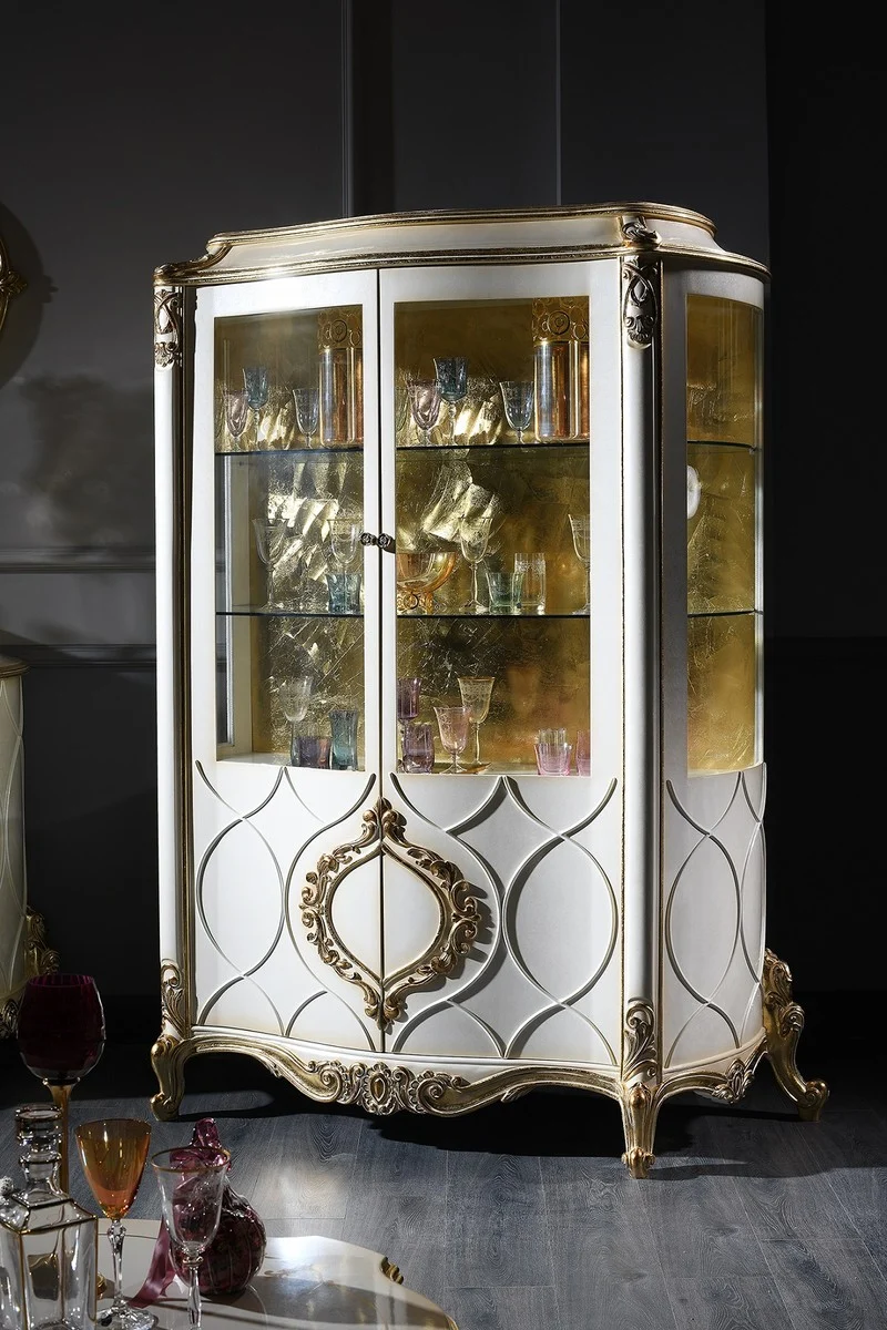 Casa Padrino Luxus Barock Vitrine Weiß / Antik Gold 132 x 57 x H. 201 cm - Prunkvoller Barock Vitrinenschrank mit 2 Türen - Barock Wohnzimmermöbel