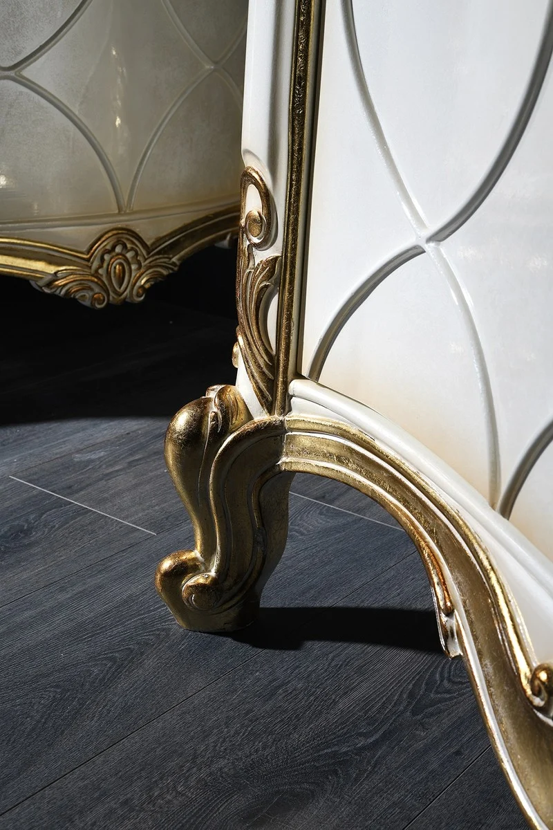 Casa Padrino Luxus Barock Vitrine Weiß / Antik Gold 132 x 57 x H. 201 cm - Prunkvoller Barock Vitrinenschrank mit 2 Türen - Barock Wohnzimmermöbel
