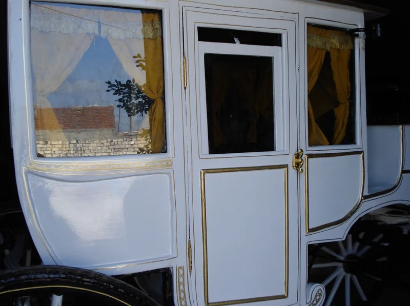 Casa Padrino Barock Pferdekutsche Weiß / Rot / Gold - Prunkvolle Hochzeitzkutsche - Handgfertigte Kutsche im Barockstil - Edel & Prunkvoll