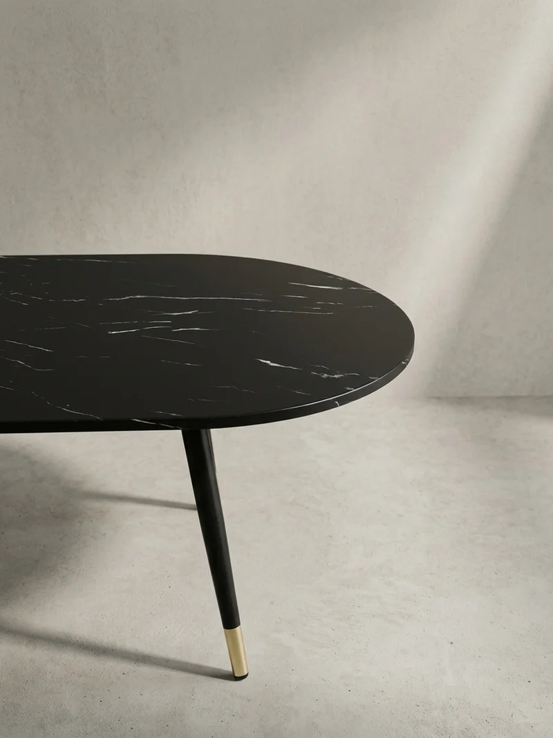 Couchtisch oval in Marmor-Optik – mit Metallgestell im modernen Design