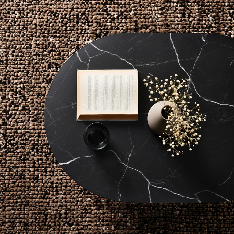 Couchtisch mit Marmor Optik, rechteckig, Ablage, goldenes Metallgestell