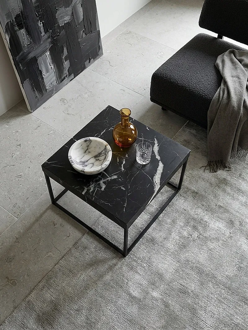 Couchtisch in Stein-Optik mit Metallbeinen im modernen Design